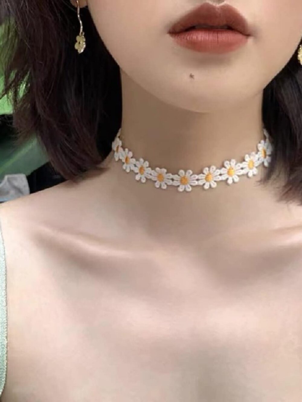 Gothic Velvet & Lace Choker Set with Daisy Accents - Picture 3 of 7